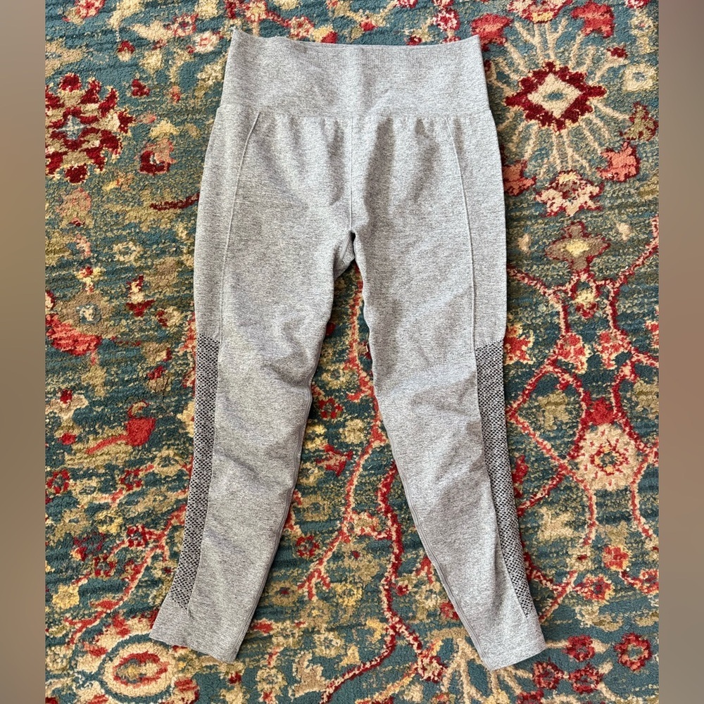 Fabletics Crop Leggings-Sync Seamless High-Waisted 7/8 Leggings Grey